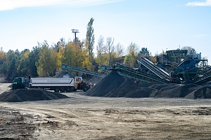 concrete crusher in quarry with multiple conveyor belts used to place materials in transportation vehicles