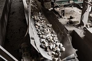 conveyer belt loading rocks to the be crushed